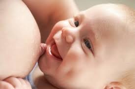 Trẻ con bú sữa mẹ sẽ có độ thông minh cao hơn trẻ uống sữa ngoài